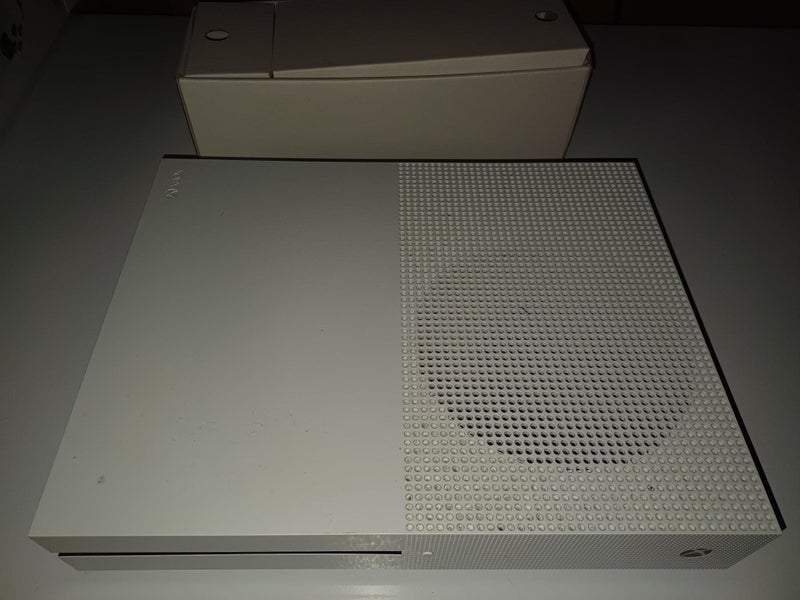 X-Box 1S with 1 controller Carousel 3