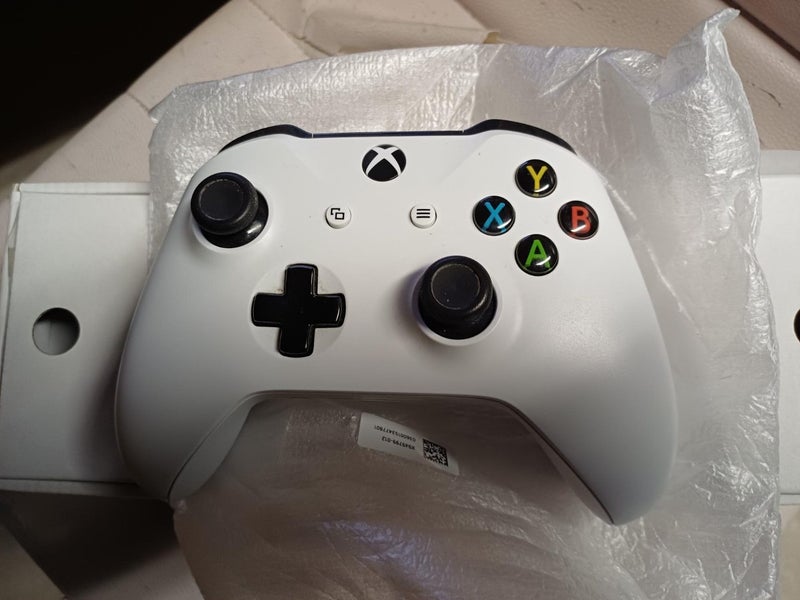 X-Box 1S with 1 controller Carousel 2