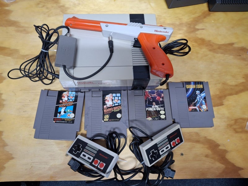 Nintendo NES Console + 4 Games + 2 Controllers + Light Gun Carousel 1