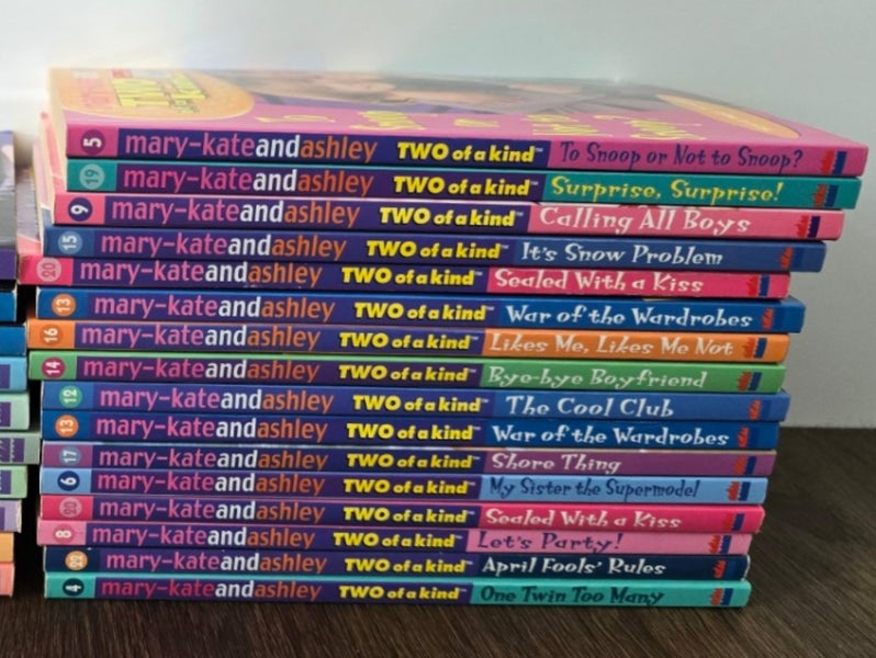 Mary-Kate & Ashley Book Bundle – Two of a Kind Series (16 Books) Carousel 1
