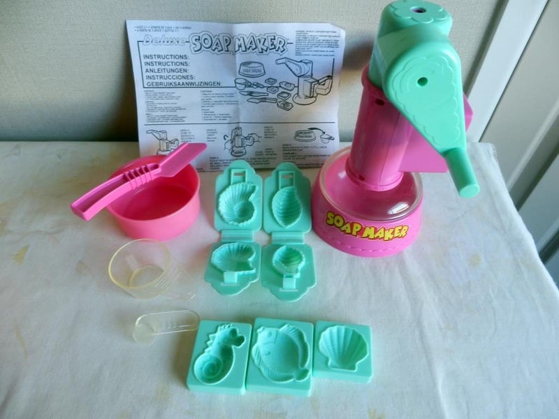 VINTAGE GIRLS CRAFT - BIRDS & BUTTERFLIES PLUS SOAP MAKER SET - Carousel 1