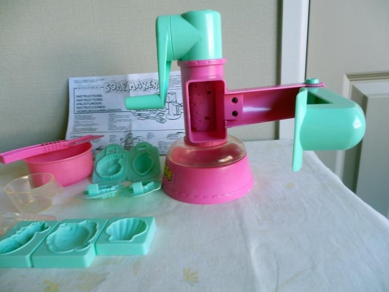 VINTAGE GIRLS CRAFT - BIRDS & BUTTERFLIES PLUS SOAP MAKER SET - Carousel 2