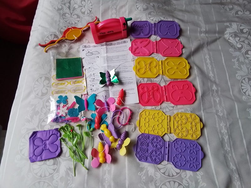 VINTAGE GIRLS CRAFT - BIRDS & BUTTERFLIES PLUS SOAP MAKER SET - Carousel 13