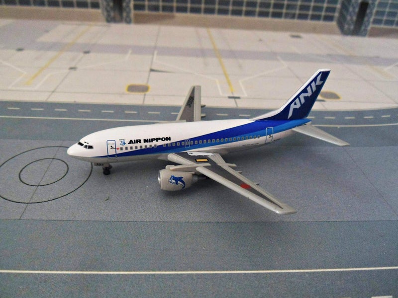 Scale 1/400 Dragon Wings - Boeing B737-500 ANK Air Nippon Carousel 1