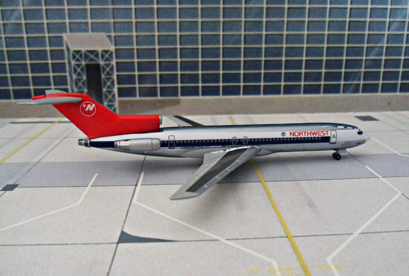 Scale 1/400 Dragon Wings - Boeing B727-200 Northwest Airlines Carousel 2