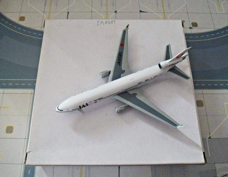 Scale 1/400 Dragon Wings - McDonnell Douglas MD-11 Japan Air Lines Carousel 8