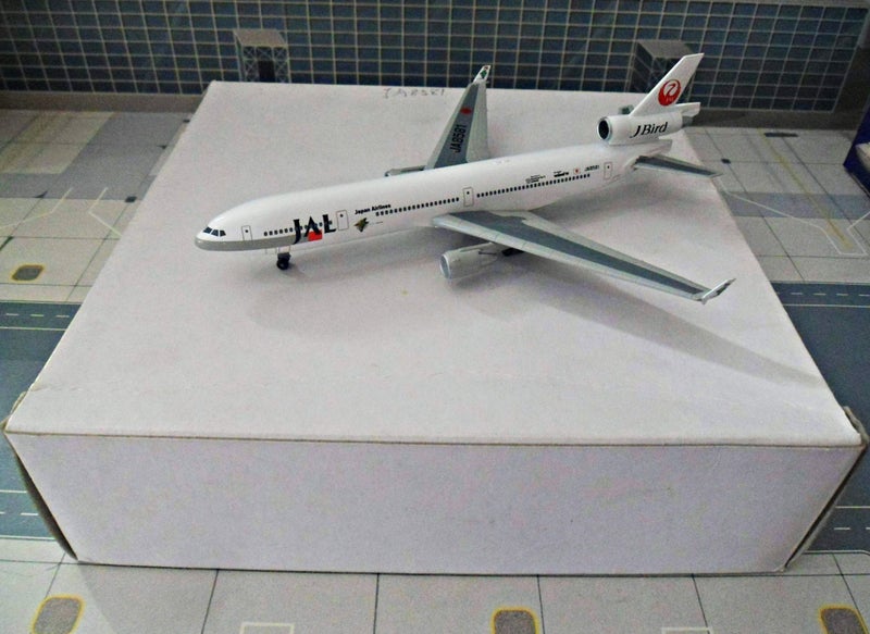 Scale 1/400 Dragon Wings - McDonnell Douglas MD-11 Japan Air Lines Carousel 1
