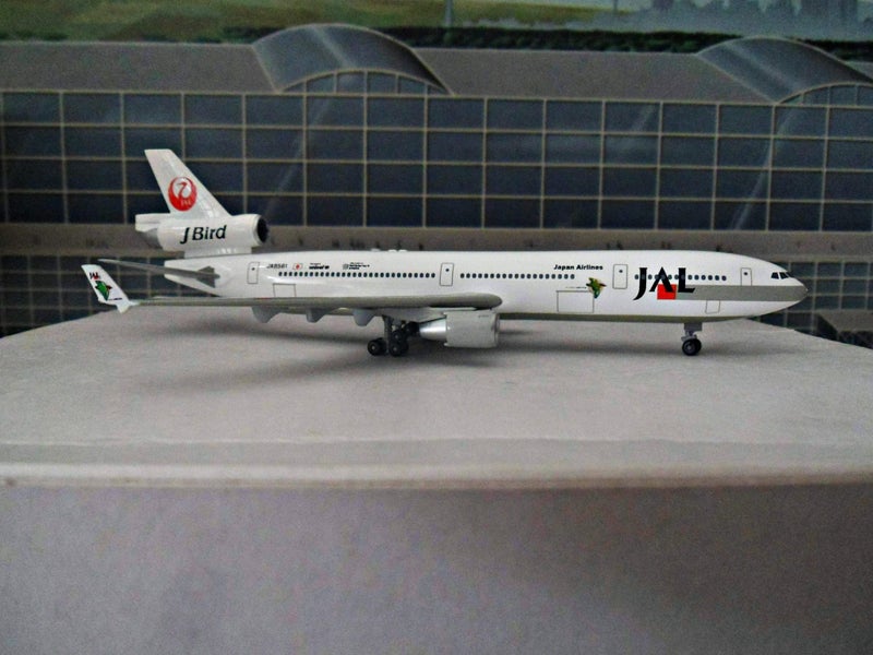 Scale 1/400 Dragon Wings - McDonnell Douglas MD-11 Japan Air Lines Carousel 2