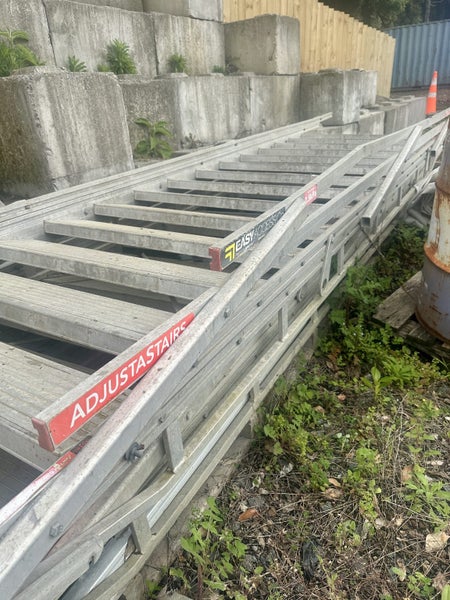 5m Ali Stairs with guard rails63909681089666111