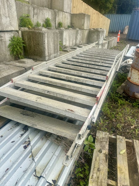 5m Ali Stairs with guard rails63909681089666110