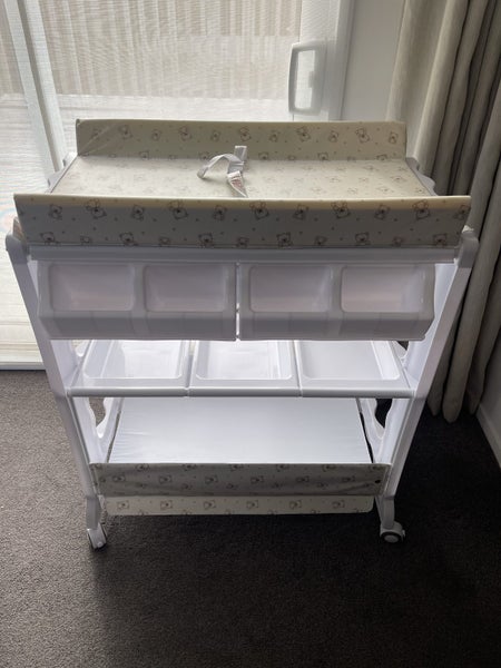 Baby bath/change table Carousel 1