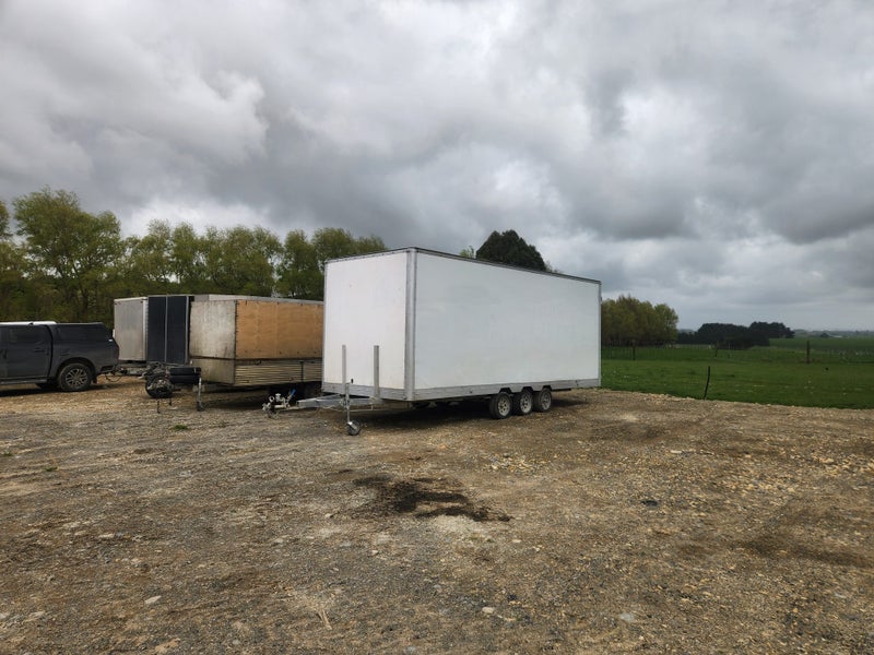 3 Axle enclosed trailer64248148619651110