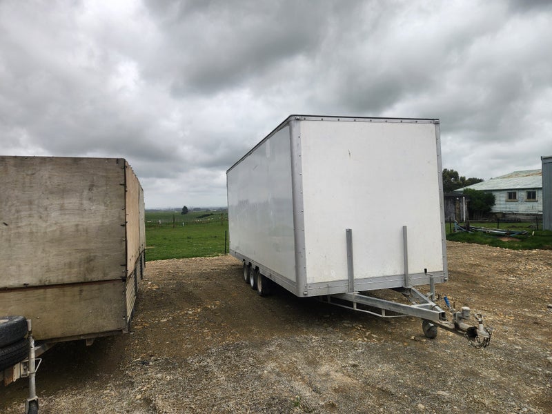 3 Axle enclosed trailer64248148619651111