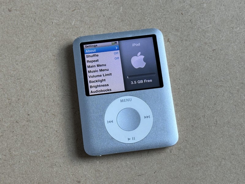 Silver iPod nano 3rd gen - 4GB Carousel 1
