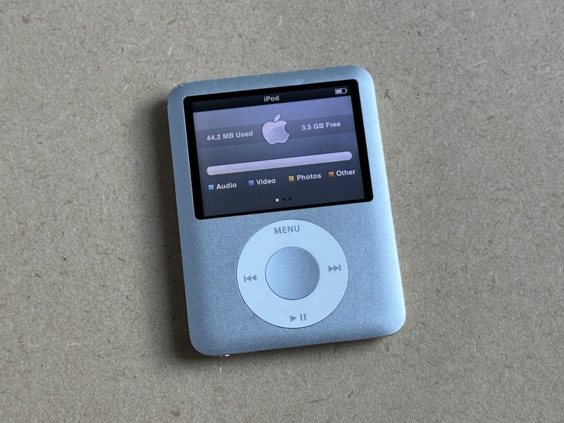 Silver iPod nano 3rd gen - 4GB Carousel 2