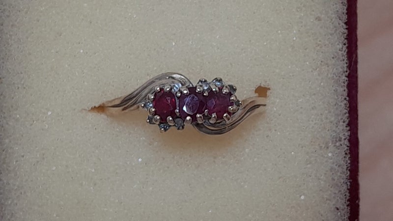 Stunning 9ct Ruby and Gold Ring Carousel 2