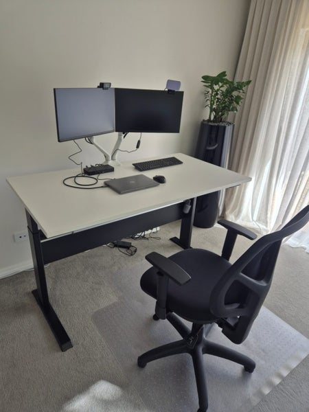 Electric adjustable desk and chair Carousel 1