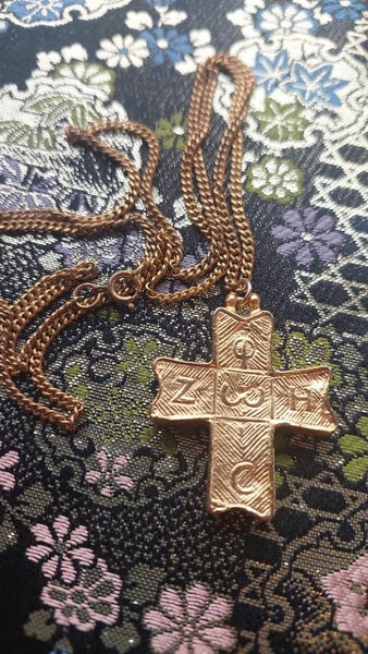 Amazing Gold Tone Vintage Cross Carousel 1