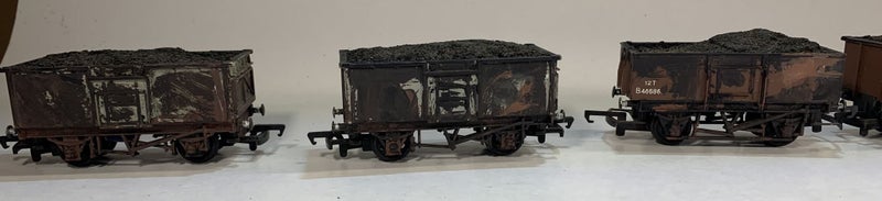 OO - Six Mineral Wagons with loads Carousel 7