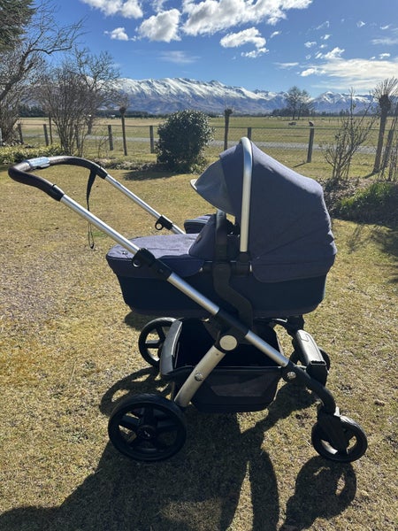 Silver cross tandem pram with bassinet Carousel 2