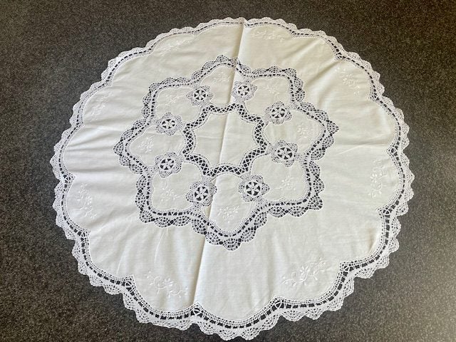 A lovely ROUND fine white linen embroidered & Crocheted Vintage Linen Tablecloth Carousel 1