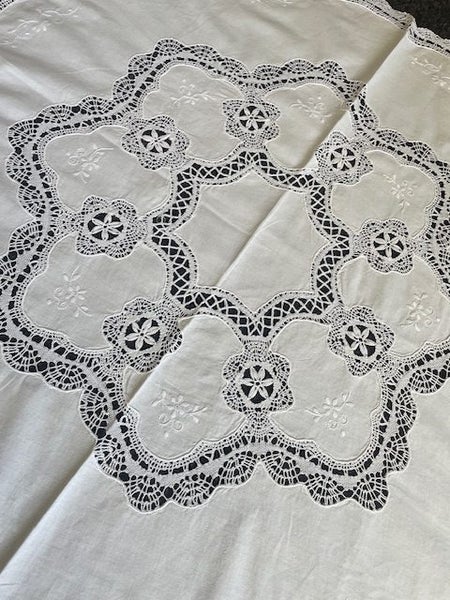 A lovely ROUND fine white linen embroidered & Crocheted Vintage Linen Tablecloth Carousel 2