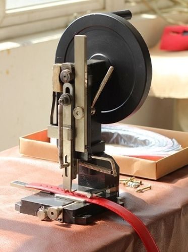 LEATHER HOLE PUNCHING MACHINE Carousel 1