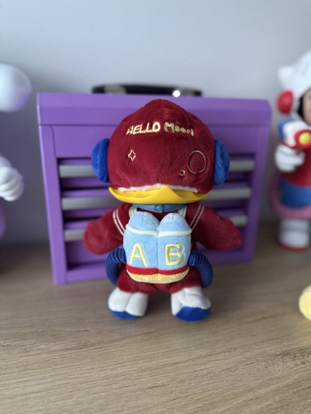 MOLLY Hello Moon 1/8 Action Figure-POP MART-BRAND NEW Carousel 16