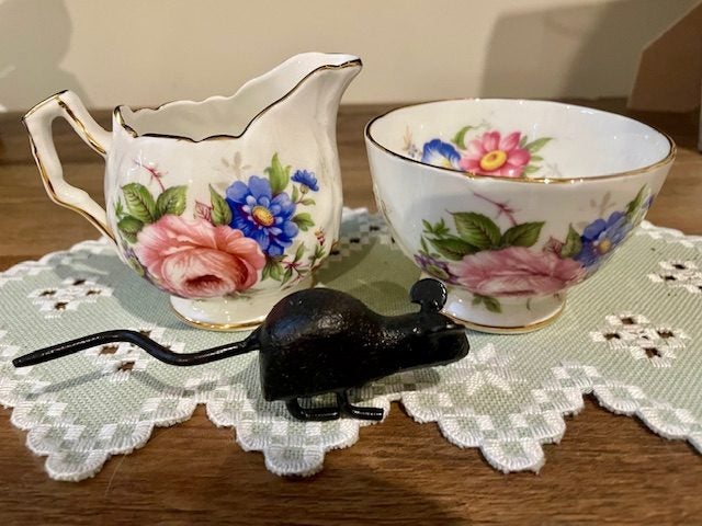 A perfect gold trimmed AYNSLEY cream jug & Sugar bowl Carousel 1