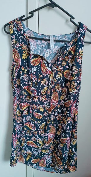 $1NR ANTHEM FLORAL TOP -Size 10 Carousel 1