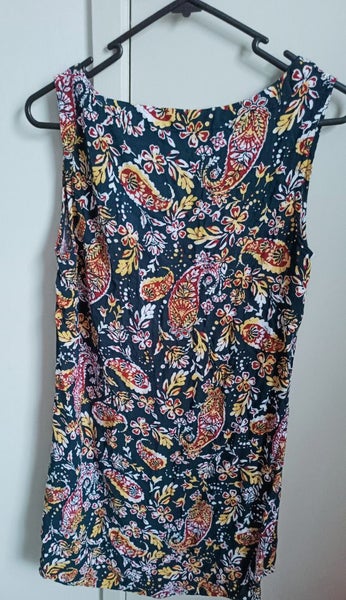 $1NR ANTHEM FLORAL TOP -Size 10 Carousel 2