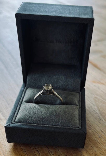 Engagement ring Carousel 1