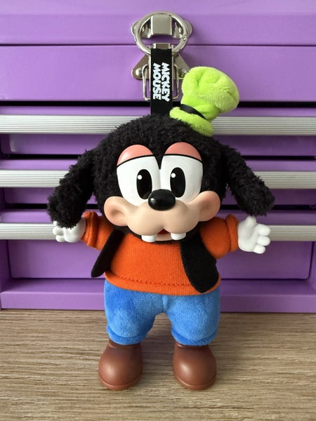 DISNEY MICKEY FAMILY CUTE TOGETHER KEYCHAIN BLIND BOX / POP MART - GOOFY! Carousel 1