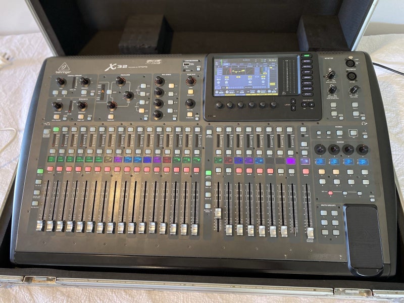 X32 Behringer Mixer & Road Case (Full Size) Carousel 1