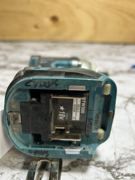 Makita impact wrench DTW300 SKIN ONLY!! Carousel 2