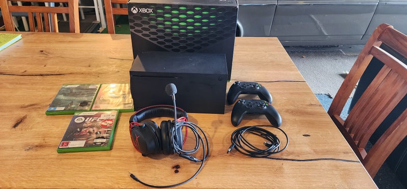 XBox series X w/ 2 Controllers63797925611907110
