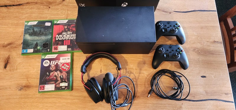 XBox series X w/ 2 Controllers63797925611907111