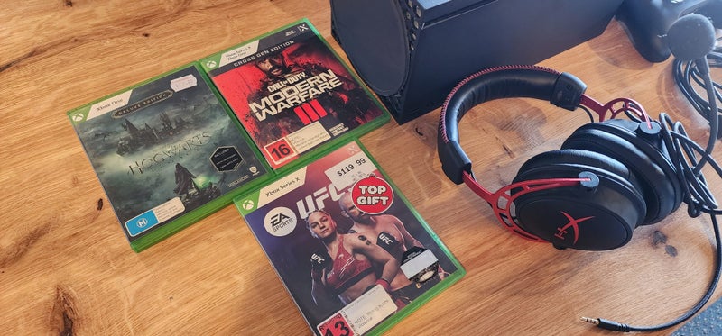 XBox series X w/ 2 Controllers63797925611907113