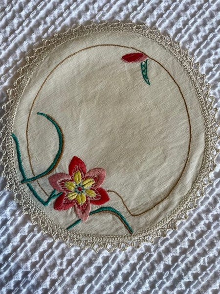 A very cute tiny doily featuring a bright flower ! Carousel 1