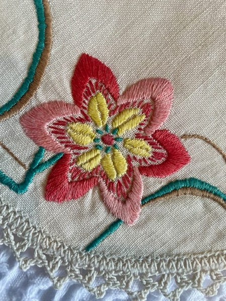 A very cute tiny doily featuring a bright flower ! Carousel 2