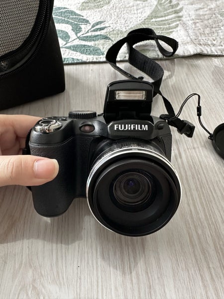 Fujifilm FinePix s2960 Digital Camera and memory card63807809220481111