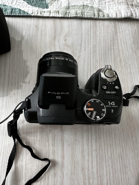 Fujifilm FinePix s2960 Digital Camera and memory card63807809220481113