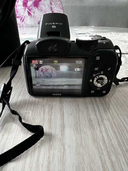 Fujifilm FinePix s2960 Digital Camera and memory card63807809220481112