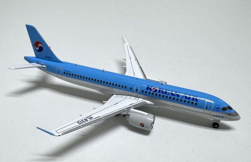 Korean Air Bombardier CS300 1:400 Diecast metal Carousel 2