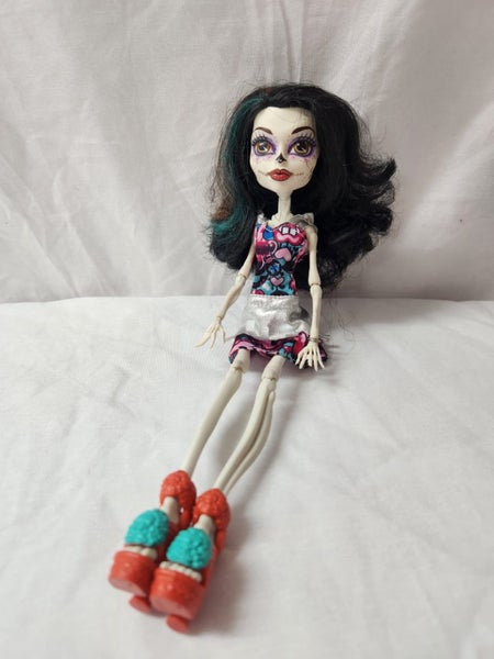 Monster High Art Class Skelita Calaveras Doll Carousel 1