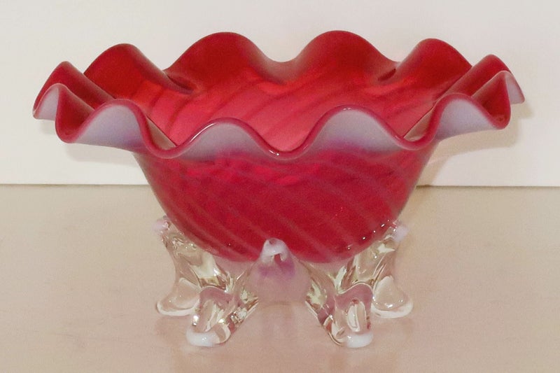 ***STRIKING RUFFLED EDGED GLASS BOWL CLEAR GLASS FEET*** Carousel 1