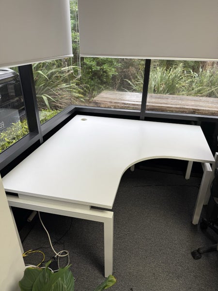 Corner desk Carousel 1