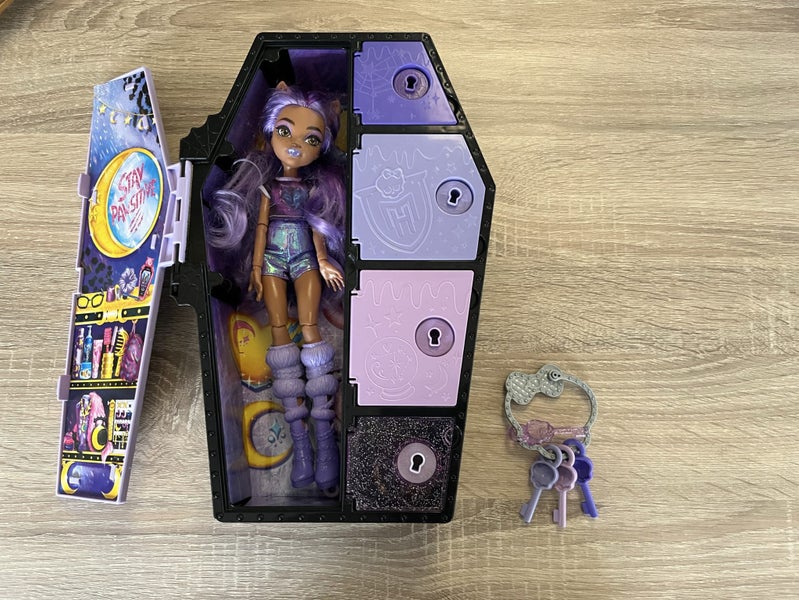 Monster High doll and accessories Carousel 1