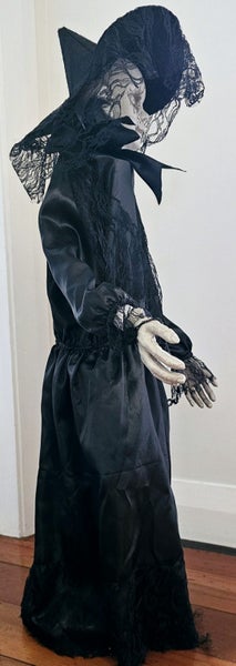HALLOWEEN Zombie Bride Doll Carousel 4