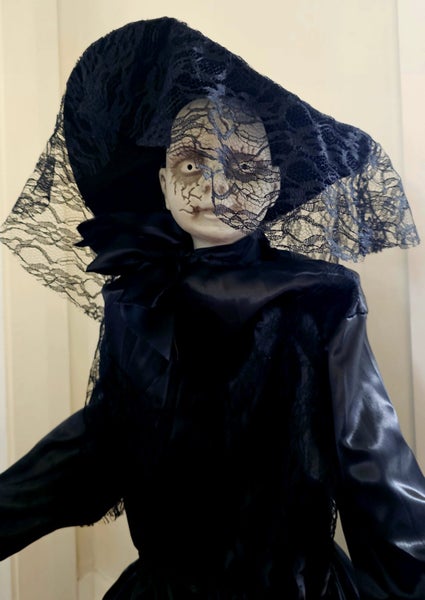 HALLOWEEN Zombie Bride Doll Carousel 2